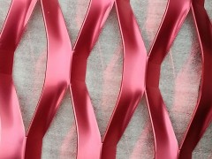 拉伸網使用金屬板經沖剪、拉伸而成的具有菱形孔眼的板狀網